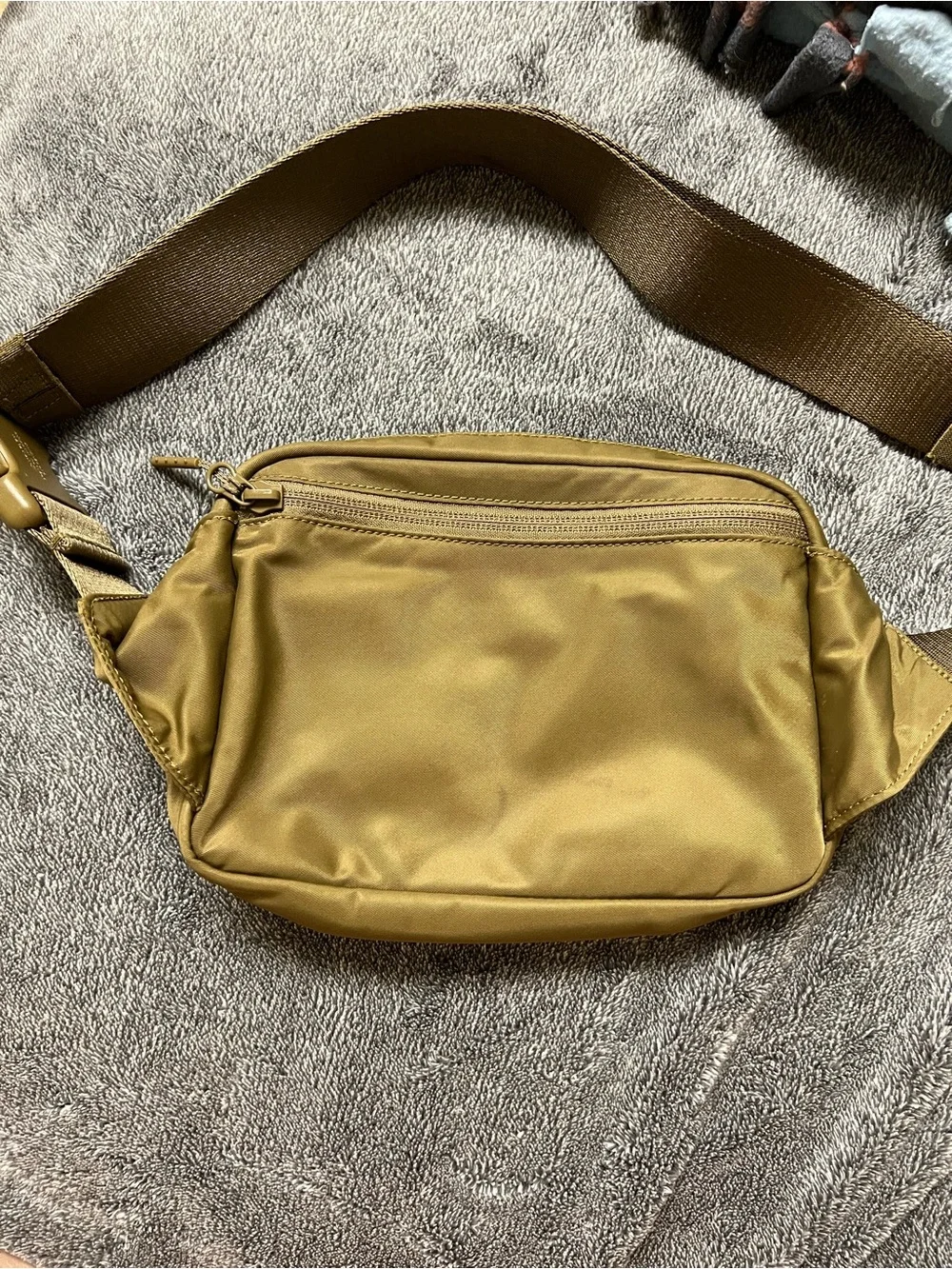 Lululemon 2L crossbody bag